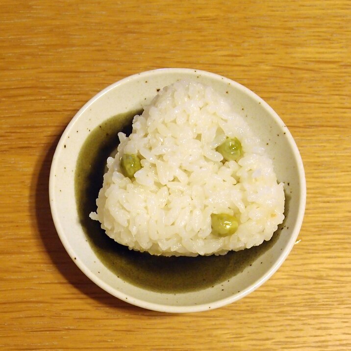 梅干し入りの豆ご飯おにぎり レシピ 作り方 By Amnos73 楽天レシピ 梅干し入りの豆ご飯おにぎり レシピ 作り方 By Amnos73 楽天レシピ